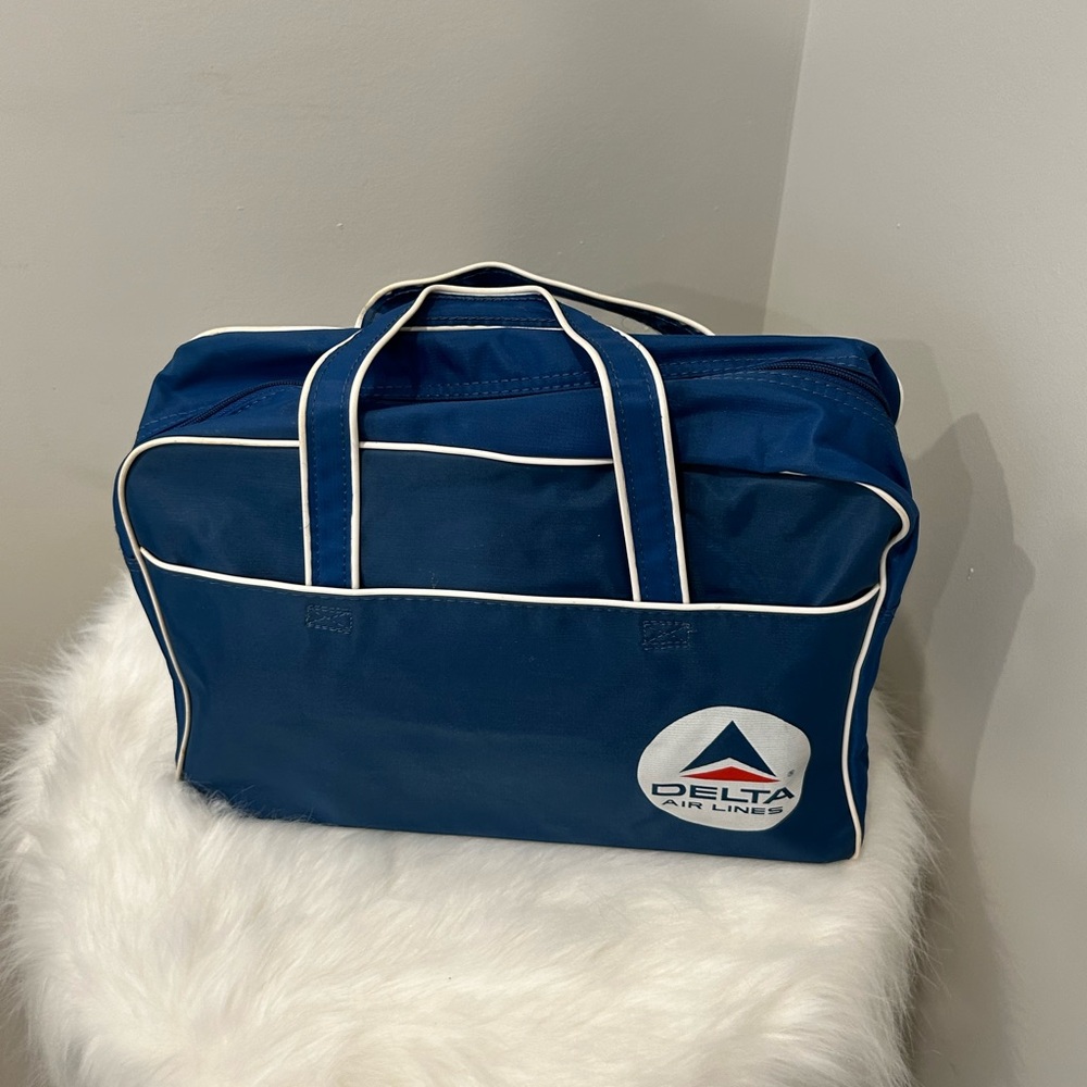Vintage RARE DELTA AIR LINES 1960’s Stewardess Tote Travel Bag. Blue/White